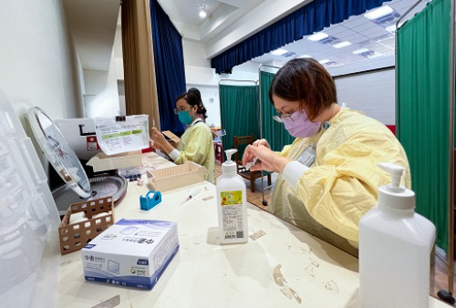 BNT疫苗進校園 玉里慈院協助三民國中接種