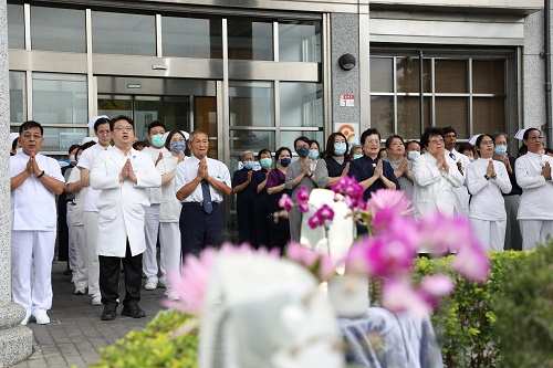 玉里慈院浴佛典禮　醫護洗滌心靈盼續護病苦